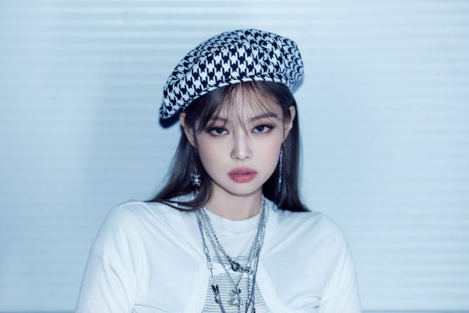 “Protect Jennie”-Fans of BLACKPINK’s Jennie are urging YG to respond to the leaked photos